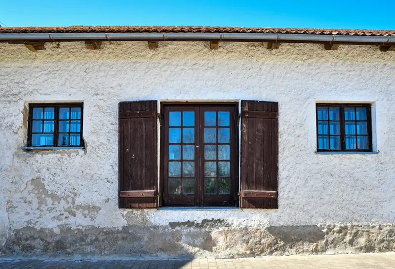Casa cu obloane de lemn